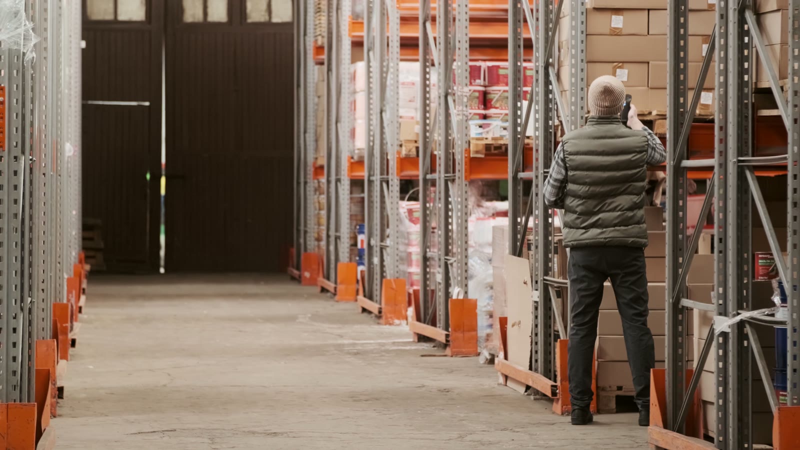 Medewerker aan het werk in een magazijn